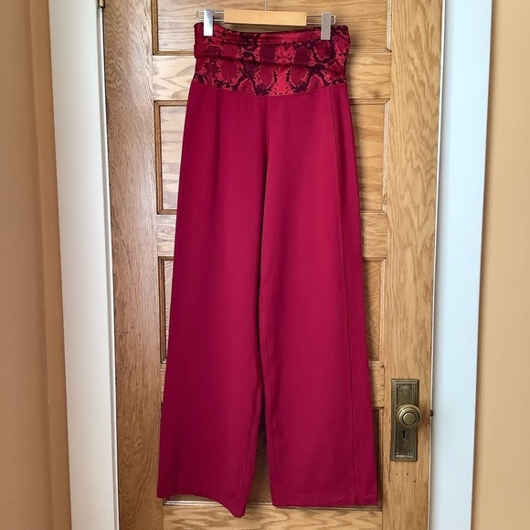 LULULEMON Cranberry Stillness Pant Size 6 - Picture 2 of 11